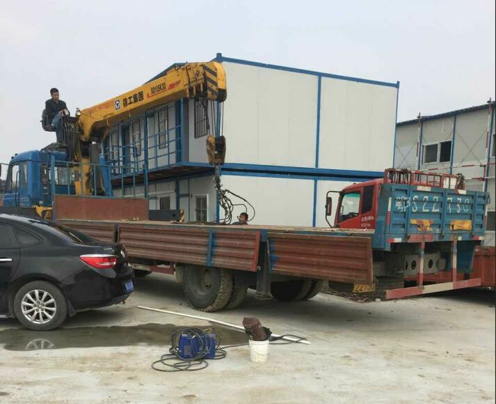 住人集裝箱安裝現場